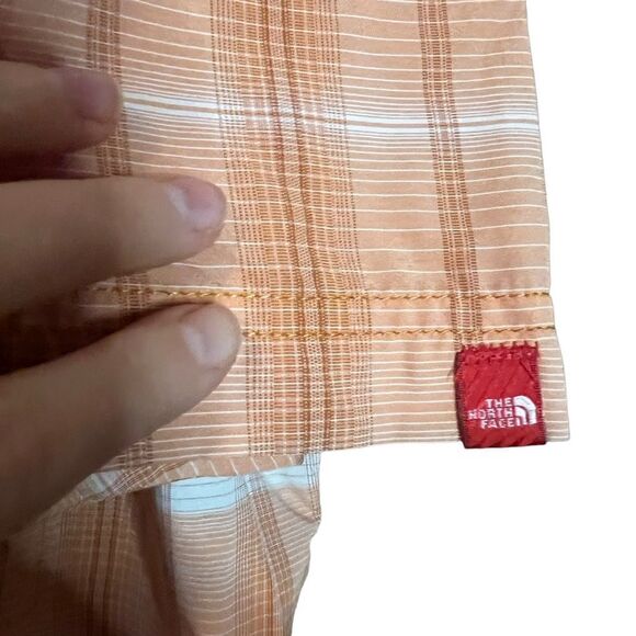 The north face short sleeve light weight button down shirt. - Picture 4 of 7